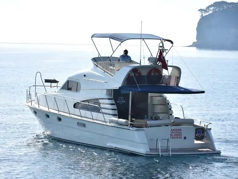 YACHT ASSOL